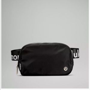 LULULEMON EVERYWHERE BELTBAG- NWT- BLK/WHT
